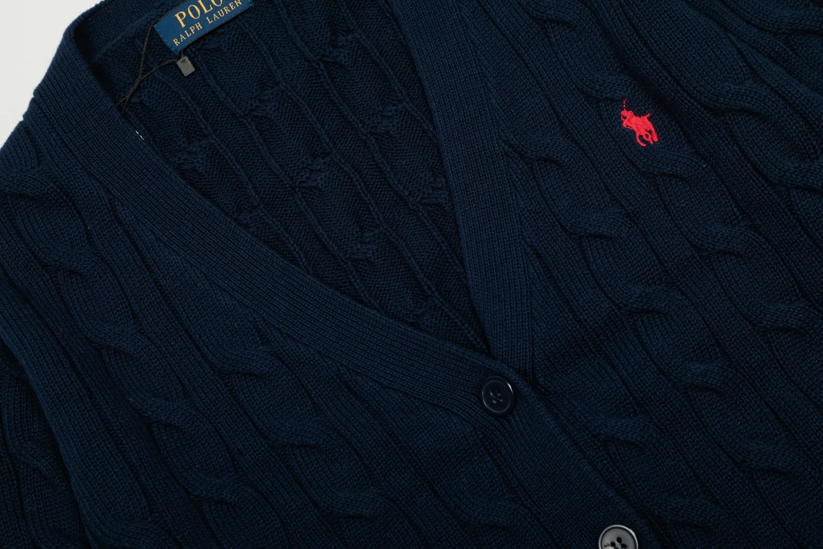 P250 Top quality" Style number: DS113# (not off the shelves all year round) [Ralph Lauren large V-neck solid color pony embroidered logo twist knitted cardigan] ✅Ralph Lauren classic basic versatile goddess style large V-neck knitted cardigan jacket ✅Main supply platform live broadcast Wholesale entities Replenish when out of stock Not off the shelves ✅ZP quality 1:1 version Scan the code to enter the GF website Counter quality ✅Detailed quality is the only one in Guangzhou Imported quality cotton yarn, focusing on high-end, cost-effective, good quality needless to say ✅The version is restored to the original order, the maximum size can be worn up to 160 pounds, loose, comfortable and stress-free ✅The upper body is simple and easy to match, ootd must-have style, good-looking clothes are never picky, a must-have in the goddess' wardrobe. Size: S-XL Color: Black White Gray Light Blue Khaki Pink Yellow Chinese Red Navy Blue White Label Navy Blue Red Label